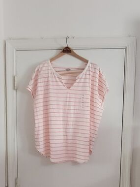 Old Navy Light Coral Striped V-Neck Short Sleeve Tee